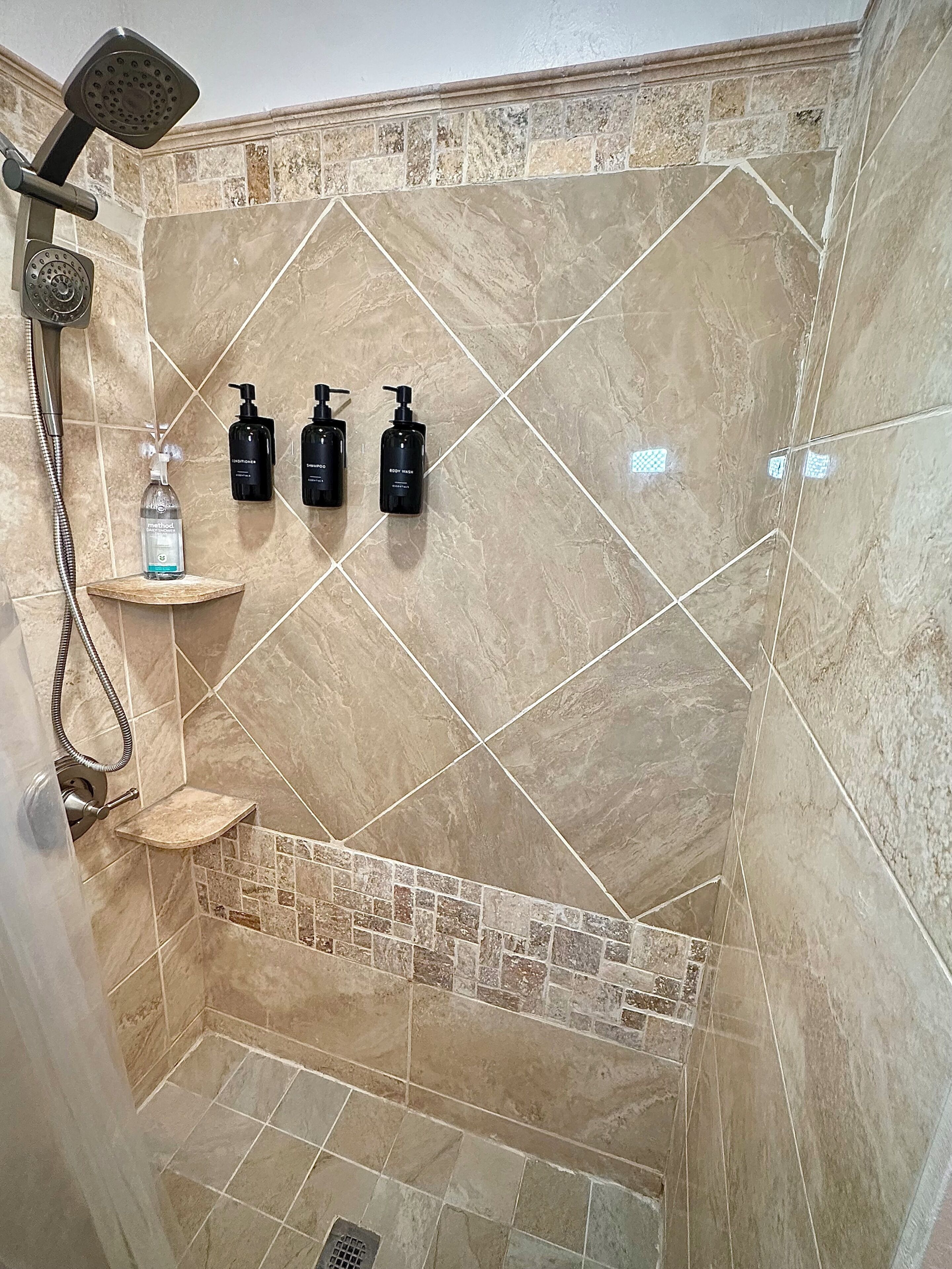 Douche, sèche-cheveux, serviettes fournies, savon