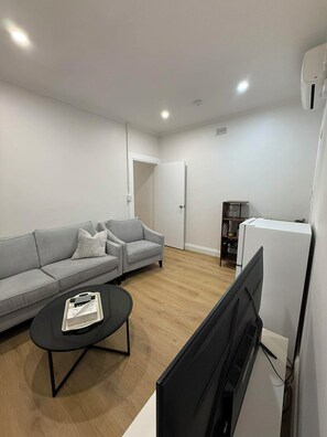 Living area - Everything at your doorstep. Close to Monash University and Monash Hospital. (Oakleigh)