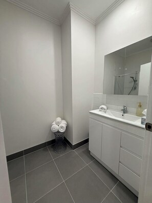 Bathroom - Everything at your doorstep. Close to Monash University and Monash Hospital. (Oakleigh)