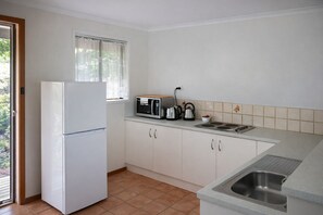 Cabin, 2 Bedrooms, Bay View | Private kitchen - Bayview Cabins Kangaroo Island (American River)