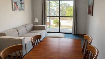 Cabin, 2 Bedrooms, Bay View | Living area