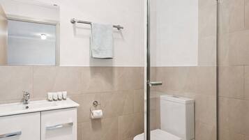 Cabin, 2 Bedrooms, Bay View | Bathroom