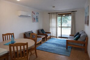 Chalet rustique, 2 chambres, vue sur la baie | Intérieur