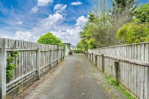 Property grounds - 2 Mile Cosy Corner with Wi-Fi, 2 minute walk to lake edge and restaurant (Taupō)