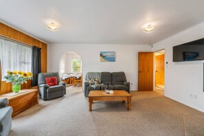 Living area - 2 Mile Cosy Corner with Wi-Fi, 2 minute walk to lake edge and restaurant (Taupō)