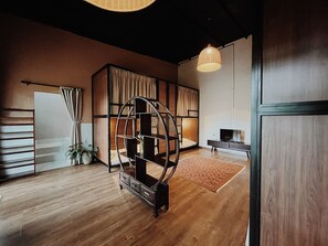 Dormitorio compartido estándar, dormitorio mixto, patio, vistas al jardín | Caja fuerte, escritorio, espacio para trabajar con un portátil