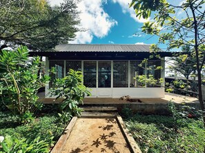Phòng tập thể Tiêu chuẩn, phòng tập thể nam và nữ, sân hiên, quang cảnh vườn | Két bảo mật tại phòng, bàn, khu vực làm việc phù hợp cho laptop 