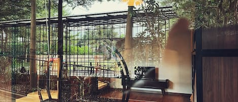 Gemeinsamer Standard-Schlafsaal, Gemischter Schlafsaal, Terrasse, Gartenblick | Innenbereich