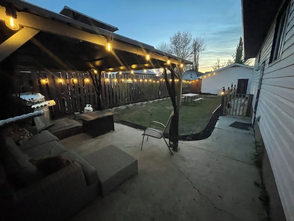 Outdoor dining - 3 bedroom main level home away from Home! Pet friendly with fenced backyard! (Grande Prairie)