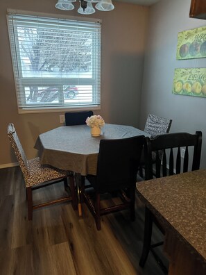 Dining - 3 bedroom main level home away from Home! Pet friendly with fenced backyard! (Grande Prairie)