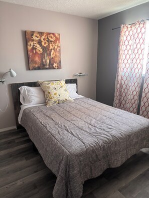 Room - 3 bedroom main level home away from Home! Pet friendly with fenced backyard! (Grande Prairie)