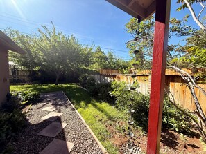 Property grounds - Solara Vortex beautiful retreat Fireplace WiFi Smart TV (Sedona)
