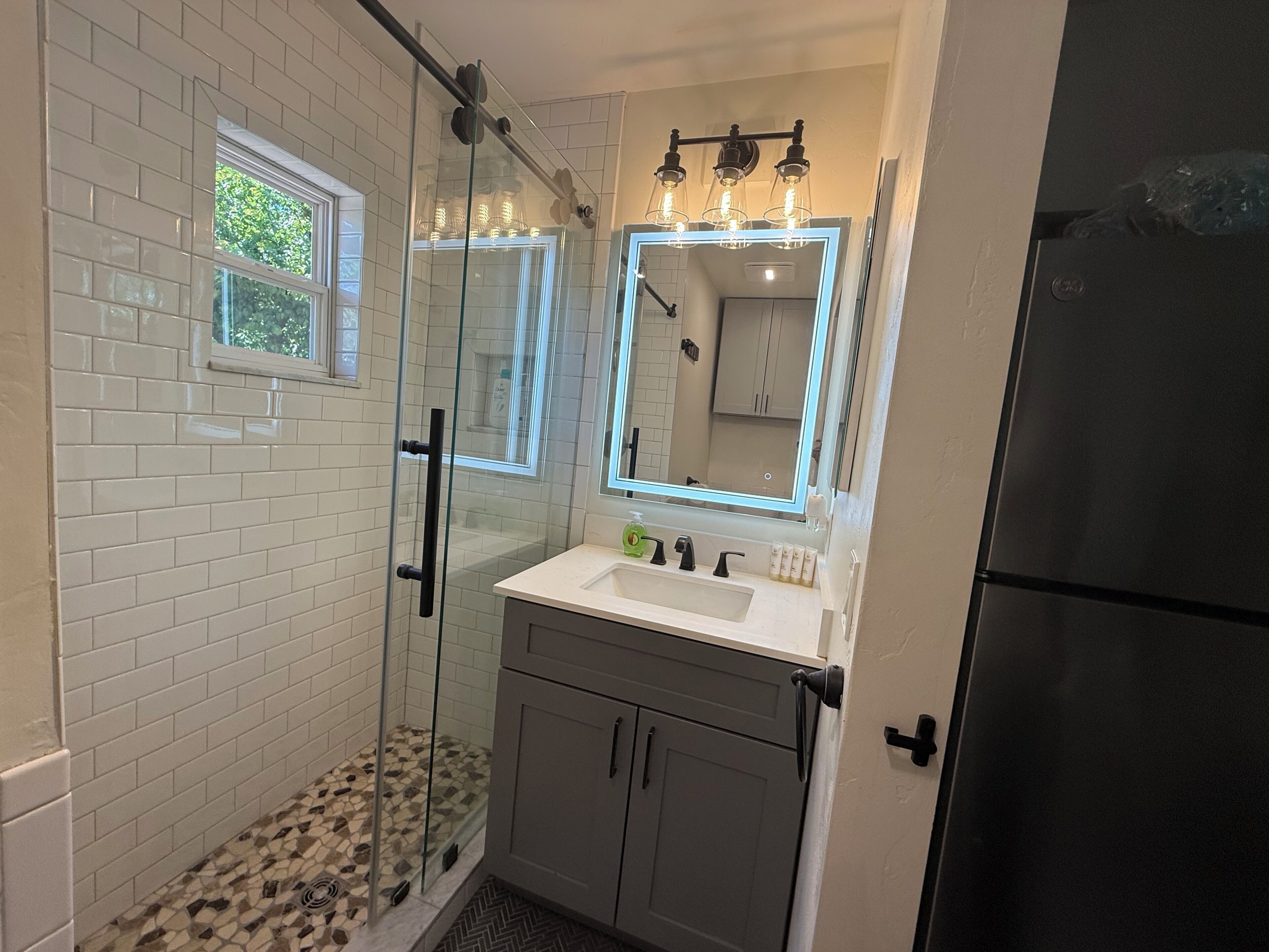Een douche, een haardroger, handdoeken, zeep