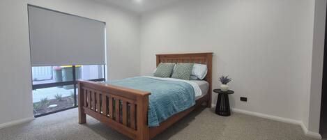 3 bedrooms, internet, bed sheets