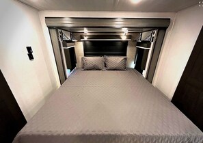 Room - Luxury 5th Wheel RV - We deliver to you! Size Matters! Bigger is Better! (Reddick)