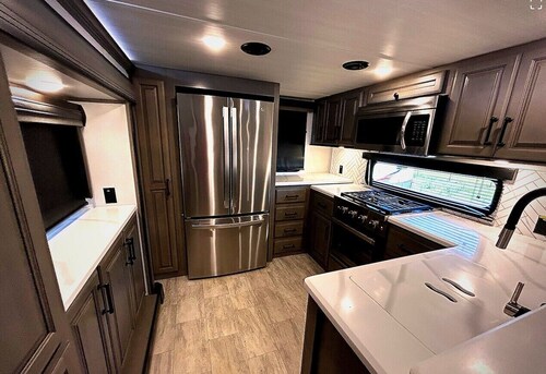 Luxury 5th Wheel RV - We deliver to you! Size Matters! Bigger is Better!