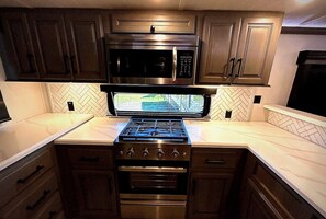 Private kitchen - Luxury 5th Wheel RV - We deliver to you! Size Matters! Bigger is Better! (Reddick)