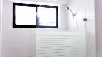 Room, 1 Bedroom | Bathroom