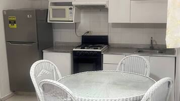 Room, 1 Bedroom | Private kitchen