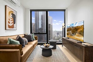TV, offices - Modern 2BR Southbank |Sauna+ Pool Gym Near Casino (Southbank)