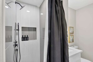 Dusche, Haartrockner, Shampoo