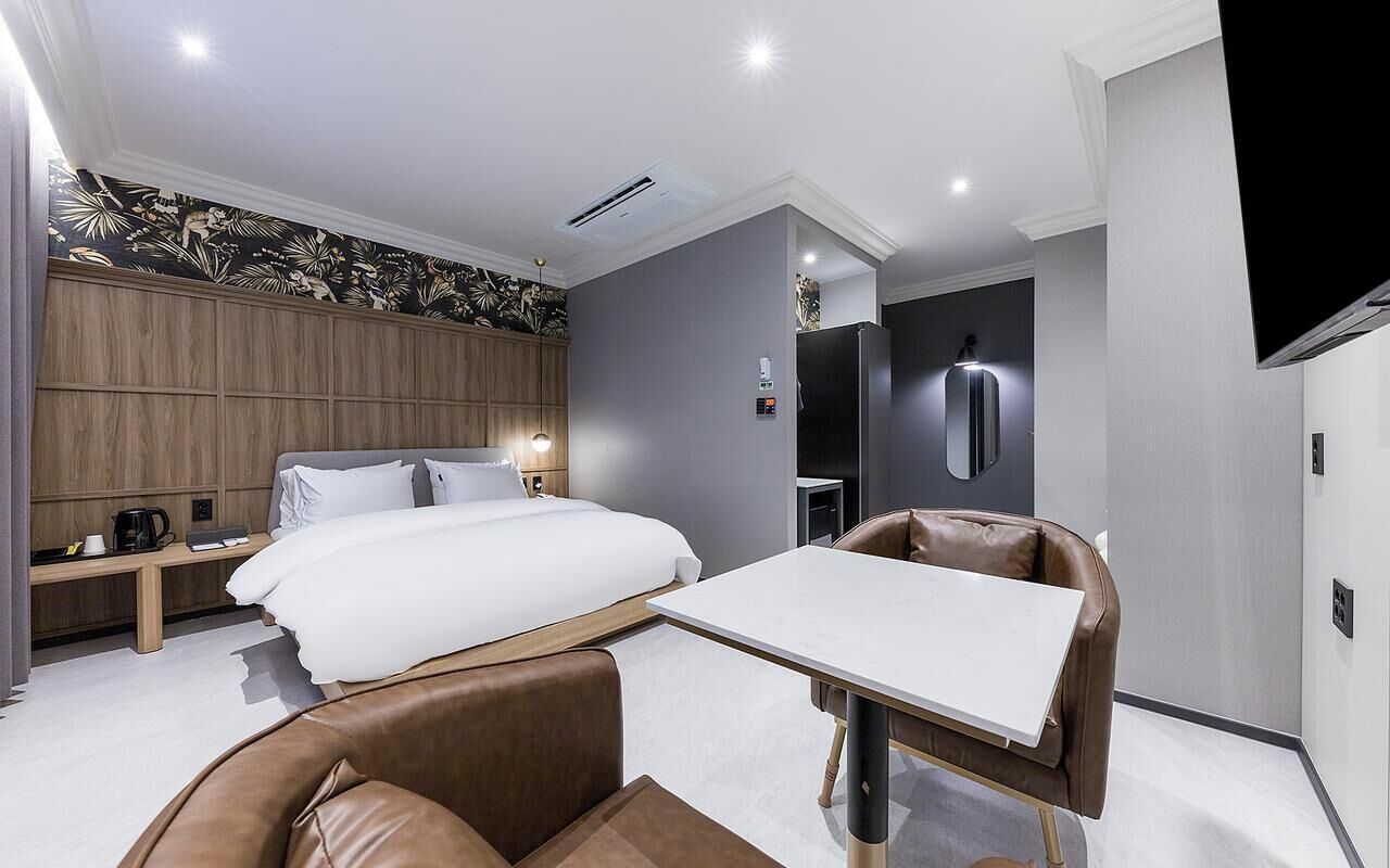 Premium bedding, down duvets, desk, laptop workspace