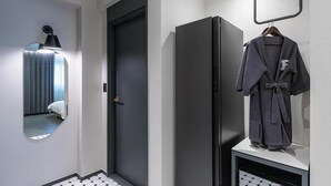高級寝具、羽毛の掛け布団、デスク、ノートパソコン用作業スペース