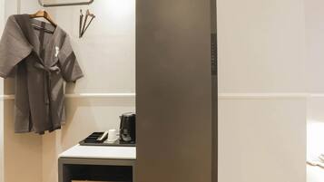 Suite The Signature Room | Premium bedding, down comforters, desk, laptop workspace