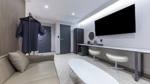 Suite Gold Room | 高級寝具、羽毛の掛け布団、デスク、ノートパソコン用作業スペース