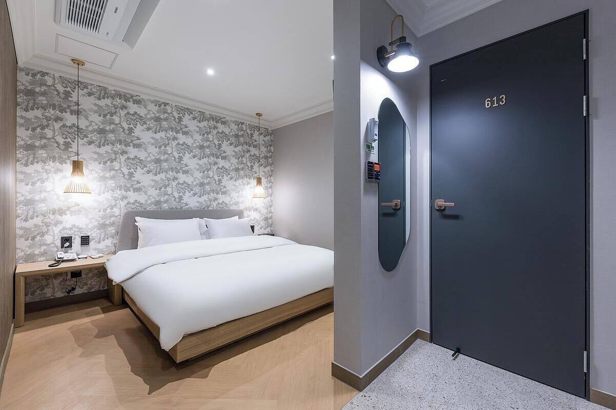 Suite Gold Room | Sengetøy av topp kvalitet, dundyner og skrivebord