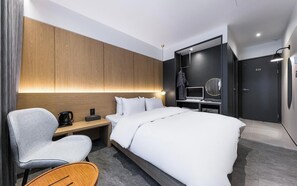 Premium bedding, down comforters, desk, laptop workspace - Brown Dot Daegu Duryu (Daegu)