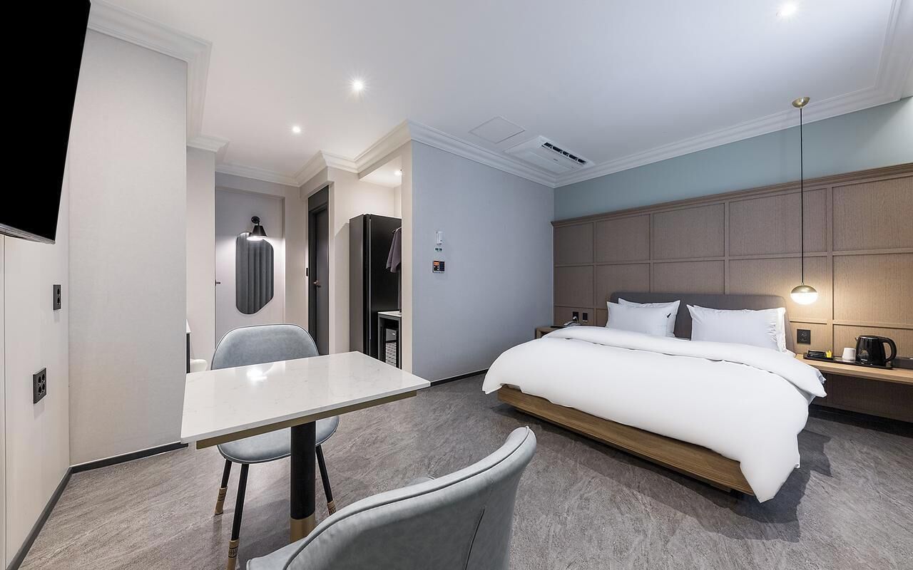 Premium bedding, down duvets, desk, laptop workspace