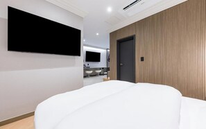 Suite Gold Room | Premium bedding, down duvets, desk, laptop workspace - Brown Dot Daegu Duryu (Daegu)