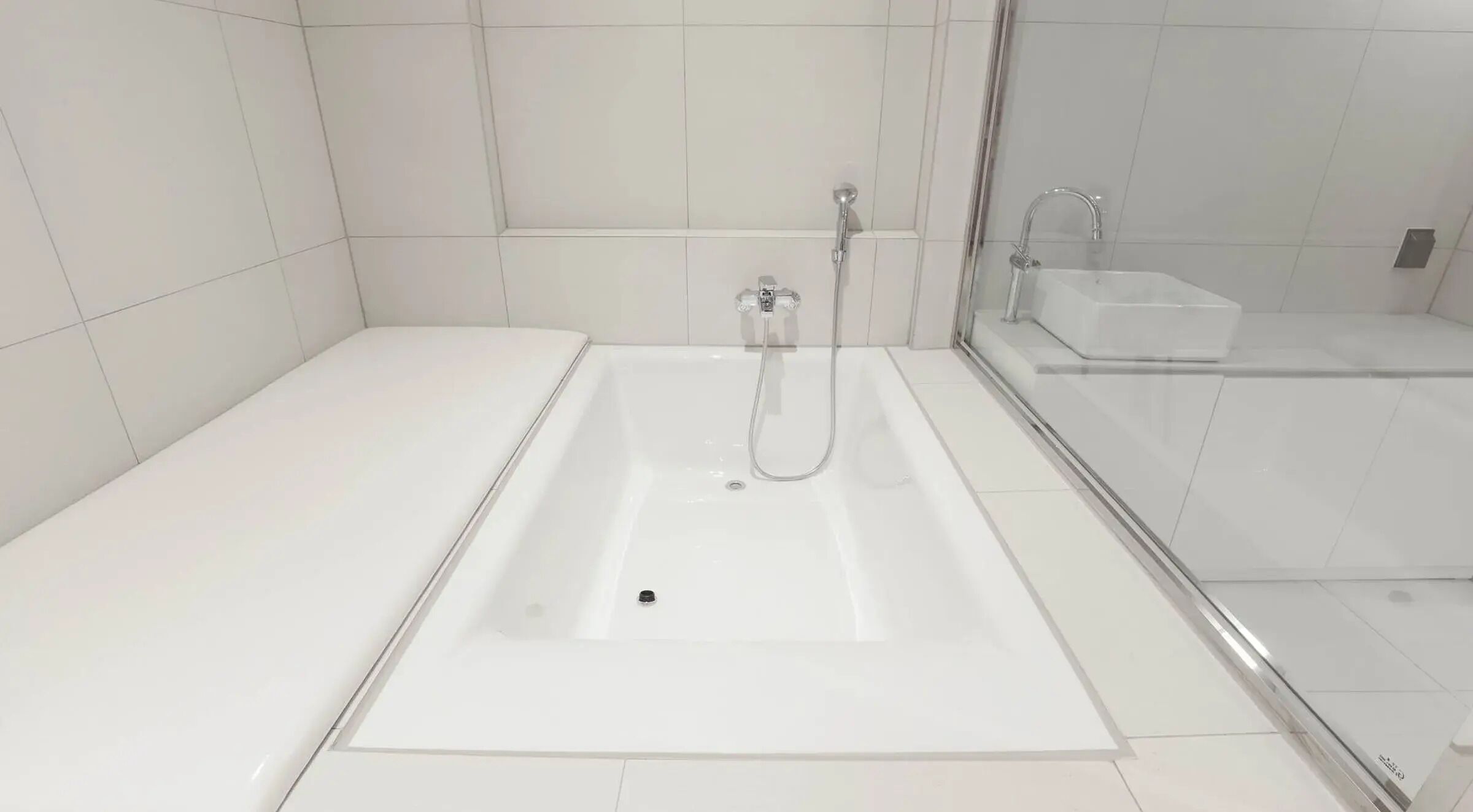 Un baño moderno con bañera, ducha y lavamanos.