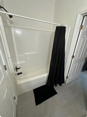 Bathroom - Pisgah hideout #1 10 mins from brevard, pisgah, Toxaway, dupont, and all Forests (Brevard)