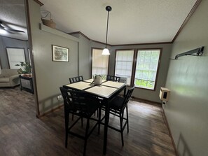 Dining - Pisgah hideout #1 10 mins from brevard, pisgah, Toxaway, dupont, and all Forests (Brevard)