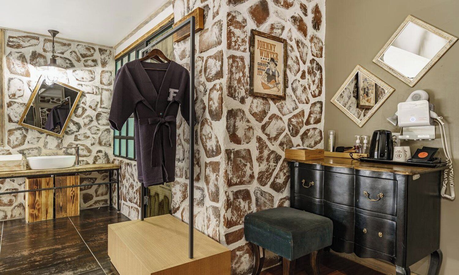 Suite Dot Family Room