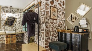 Suite Dot Family Room
