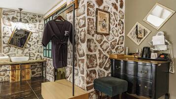 Suite Dot Family Room