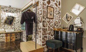 Suite Dot Family Room