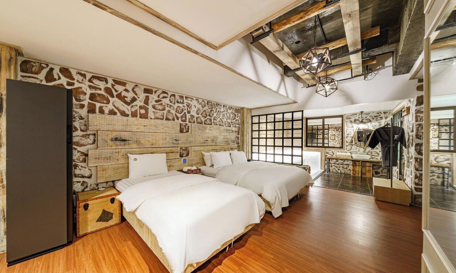 Suite Dot Family Room