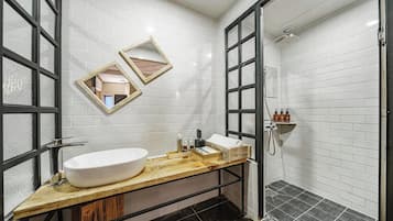 Premium Gold Room | Bathroom | Free toiletries, hair dryer, bathrobes, slippers