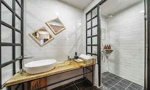 Premium Gold Room | Kylpyhuone | Ilmaiset hygieniatuotteet, hiustenkuivaaja, kylpytakit, tohvelit