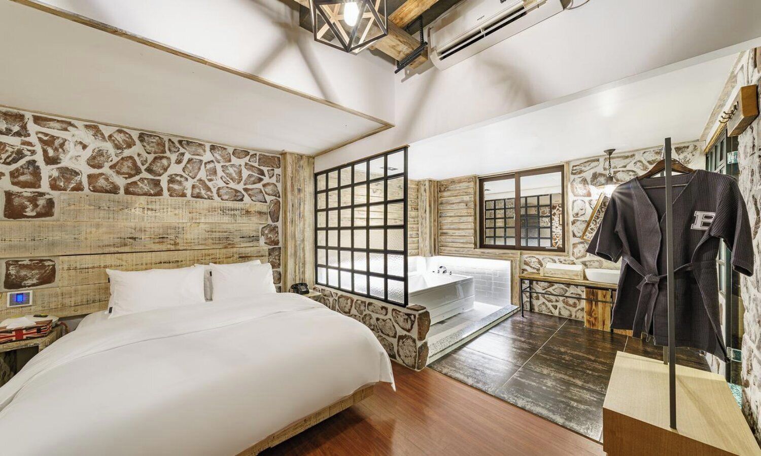 Suite Dot Family Room