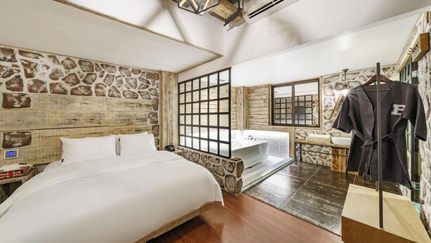 Suite Dot Family Room