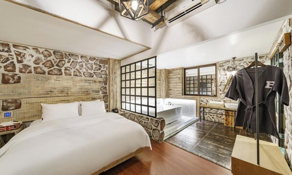 Suite Dot Family Room