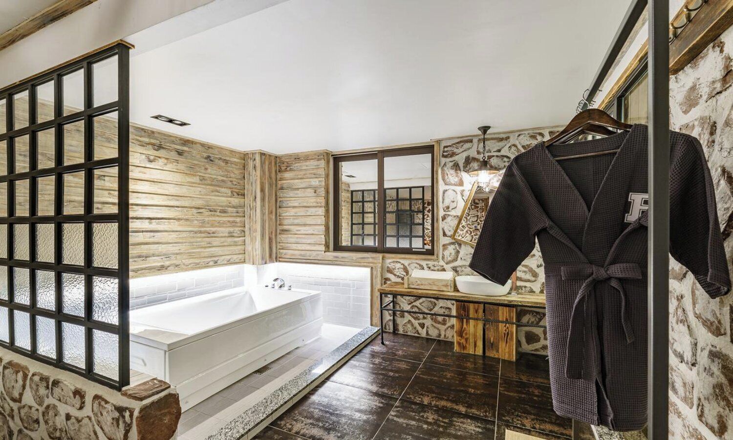 Habitació familiar | Bany | Articles de tocador gratuïts, assecador de cabells i barnussos 