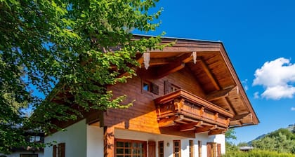 Chalet with sauna, 600 m to Hahnenkamm lift