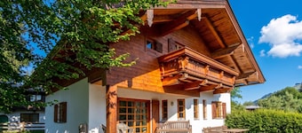 Chalet with sauna, 600 m to Hahnenkamm lift