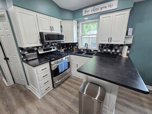 Private kitchen - Freshly remodeled premium trailer in prime location! (Port Colborne)